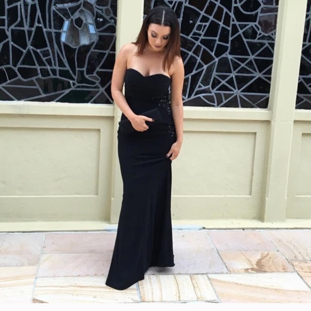Elegant Monique Lhuillier Gown